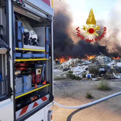 Vasto incendio in periferia: bruciano rifiuti in una discarica a cielo aperto. Vigili del fuoco a lavoro per ore - Corriere Salentino