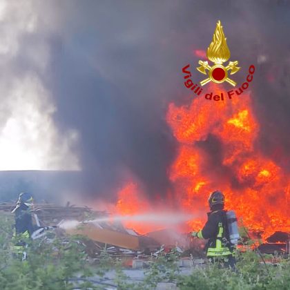 Vasto incendio in periferia: bruciano rifiuti in una discarica a cielo aperto. Vigili del fuoco a lavoro per ore - Corriere Salentino