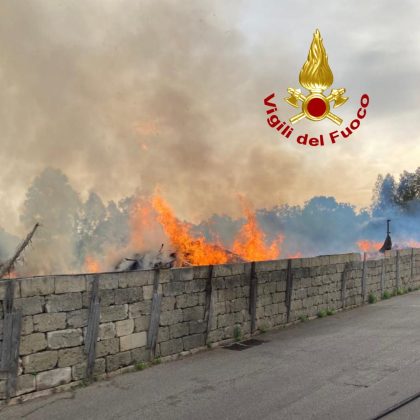 Deposito in fiamme a Nardò, rogo alla periferia di Lecce: il fumo si dirige verso le case e mette in allerta i cittadini - Corriere Salentino