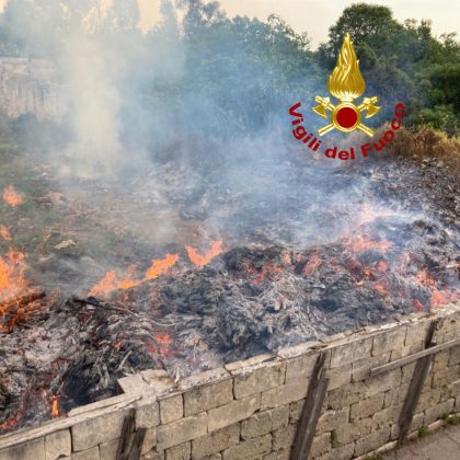 Deposito in fiamme a Nardò, rogo alla periferia di Lecce: il fumo si dirige verso le case e mette in allerta i cittadini - Corriere Salentino