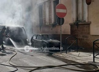 Fiamme in centro città: brucia un furgone in avaria, a fuoco anche un’auto