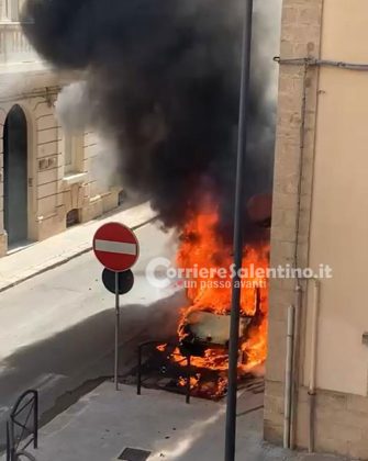 Fiamme in centro città: brucia un furgone in avaria, a fuoco anche un'auto - Corriere Salentino