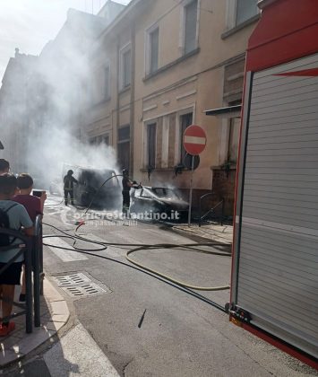 Fiamme in centro città: brucia un furgone in avaria, a fuoco anche un'auto - Corriere Salentino