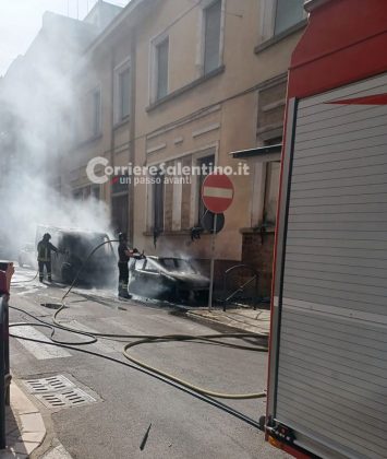 Fiamme in centro città: brucia un furgone in avaria, a fuoco anche un'auto - Corriere Salentino