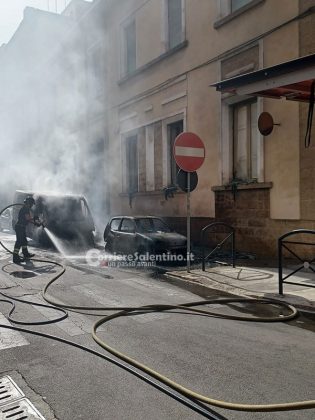 Fiamme in centro città: brucia un furgone in avaria, a fuoco anche un'auto - Corriere Salentino