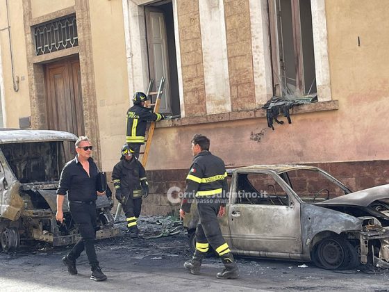 Fiamme in centro città: brucia un furgone in avaria, a fuoco anche un'auto - Corriere Salentino