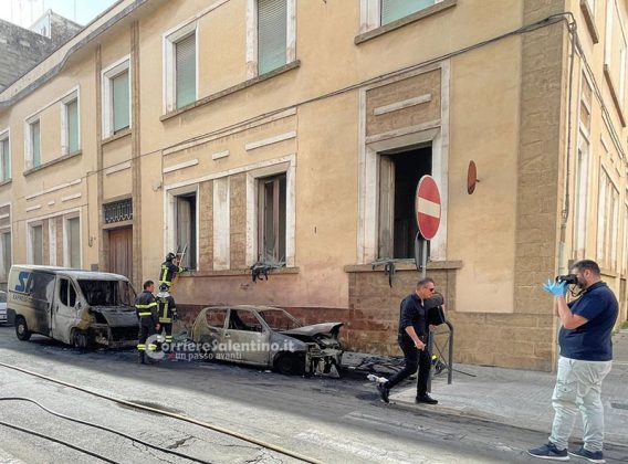 Fiamme in centro città: brucia un furgone in avaria, a fuoco anche un'auto - Corriere Salentino
