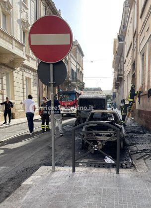 Fiamme in centro città: brucia un furgone in avaria, a fuoco anche un'auto - Corriere Salentino