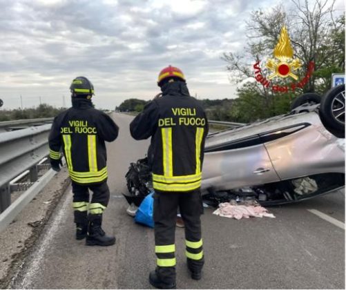 Perde il controllo dell'auto. L'impatto, poi si ribalta sulla statale: ferita una donna - Corriere Salentino