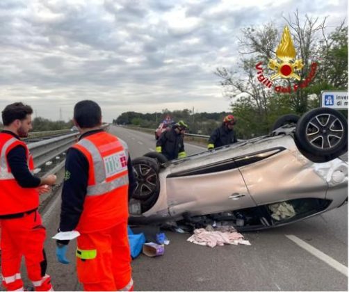 Perde il controllo dell'auto. L'impatto, poi si ribalta sulla statale: ferita una donna - Corriere Salentino