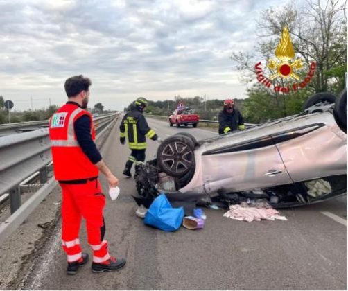 Perde il controllo dell'auto. L'impatto, poi si ribalta sulla statale: ferita una donna - Corriere Salentino