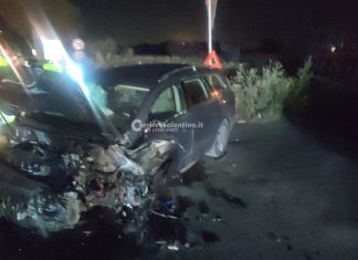 Violento impatto tra auto sulla statale: un conducente in ospedale, l’altro si allontana