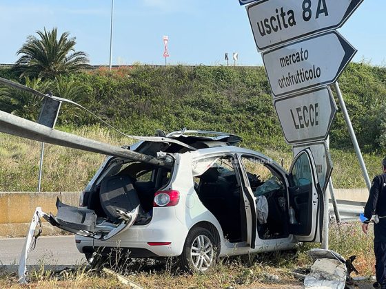 Perde il controllo dell'auto in tangenziale: mezzo trafitto dal guardrail. Conducente illeso - Corriere Salentino