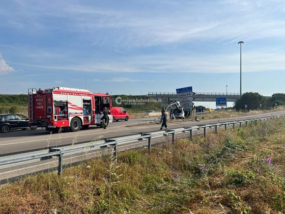 Perde il controllo dell'auto in tangenziale: mezzo trafitto dal guardrail. Conducente illeso - Corriere Salentino