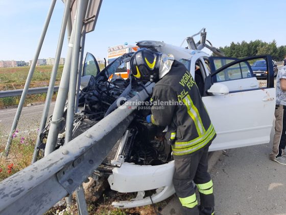 Perde il controllo dell'auto in tangenziale: mezzo trafitto dal guardrail. Conducente illeso - Corriere Salentino