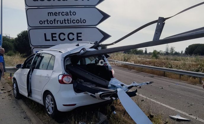 Perde il controllo dell'auto in tangenziale: mezzo trafitto dal guardrail. Conducente illeso - Corriere Salentino