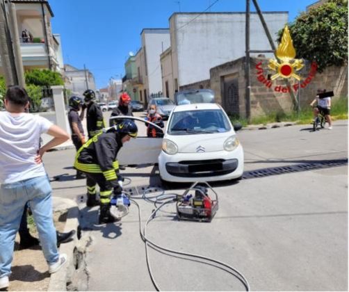 Incidente nel centro abitato, donna resta incastrata nell'abitacolo: soccorsa e tratta in salvo - Corriere Salentino
