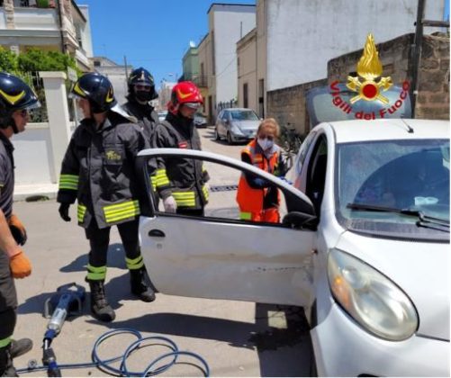 Incidente nel centro abitato, donna resta incastrata nell'abitacolo: soccorsa e tratta in salvo - Corriere Salentino