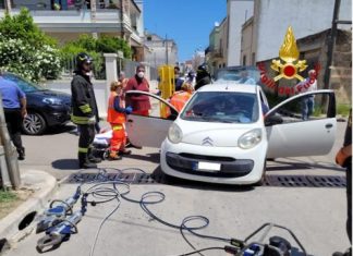 Incidente nel centro abitato, donna resta incastrata nell’abitacolo: soccorsa e tratta in salvo