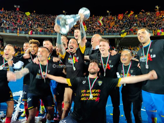 Il sogno è realtà, comincia la festa giallorossa: il Lecce è per la decima volta in serie A - Corriere Salentino
