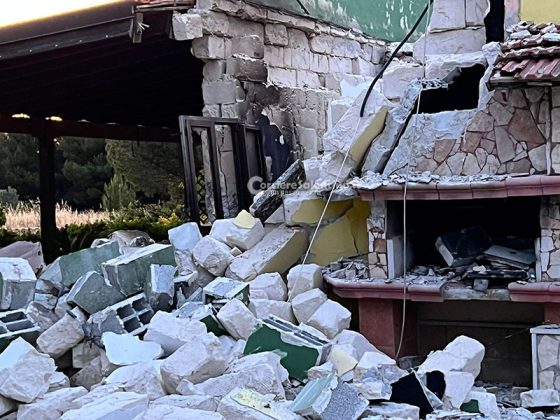 Paura nella masseria. Prima le fiamme, poi l'esplosione: crolla una parte della struttura - Corriere Salentino
