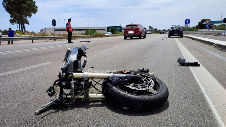 Tremendo schianto tra moto e bici sulla 275: muore 45enne, grave un 78enne - Corriere Salentino