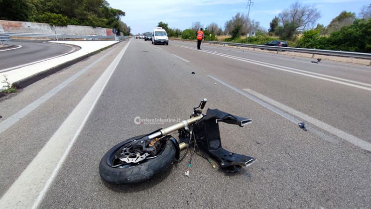 Tremendo schianto tra moto e bici sulla 275: muore 45enne, grave un 78enne - Corriere Salentino