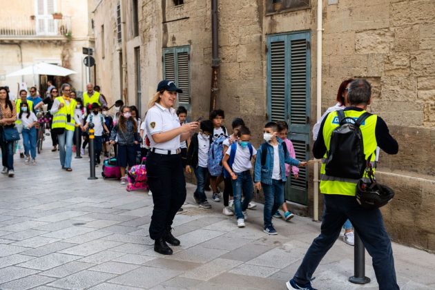 A scuola insieme a piedi: prima giornata di Pedibus per i bambini del De Amicis - Corriere Salentino