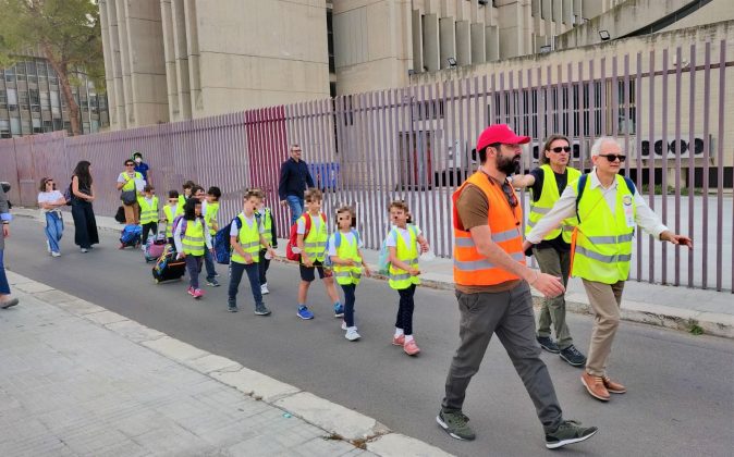 A scuola insieme a piedi: prima giornata di Pedibus per i bambini del De Amicis - Corriere Salentino