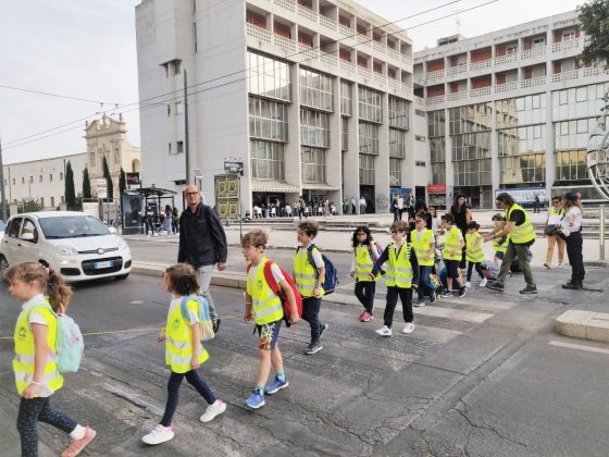 A scuola insieme a piedi: prima giornata di Pedibus per i bambini del De Amicis - Corriere Salentino