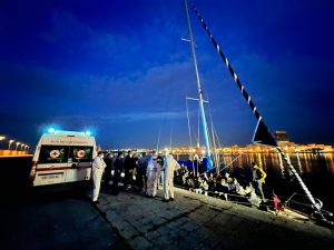 Veliero avvistato a largo della costa: migranti sbarcano nel porto di Gallipoli - Corriere Salentino