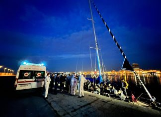 Veliero avvistato a largo della costa: migranti sbarcano nel porto di Gallipoli