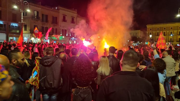 La gioiA esplode tra i leccesi: le immagini della festa. In migliaia in strada per celebrare i giallorossi, primi nel campionato di B giocando un bel calcio - Corriere Salentino