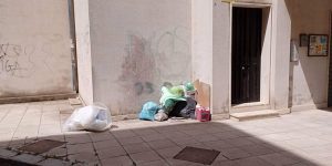 Gallipoli, ritardi nella raccolta rifiuti. “Problemi dovuti alla chiusura della discarica di riferimento dell' Aro11”. Residenti infuriati: “Sacchi fermi da una settimana” - Corriere Salentino