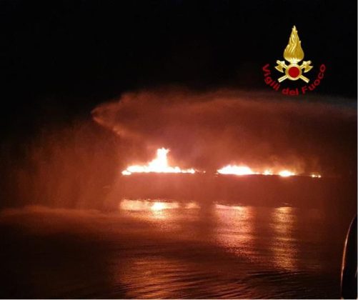 Divampa incendio su yacht in navigazione: barca distrutta ed equipaggio in salvo - Corriere Salentino