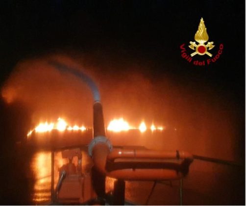 Divampa incendio su yacht in navigazione: barca distrutta ed equipaggio in salvo - Corriere Salentino