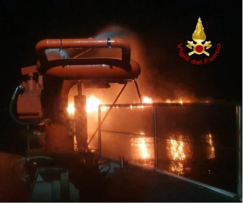 Divampa incendio su yacht in navigazione: barca distrutta ed equipaggio in salvo - Corriere Salentino
