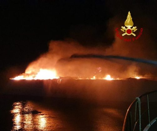 Divampa incendio su yacht in navigazione: barca distrutta ed equipaggio in salvo - Corriere Salentino