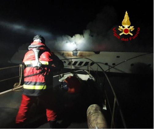 Divampa incendio su yacht in navigazione: barca distrutta ed equipaggio in salvo - Corriere Salentino