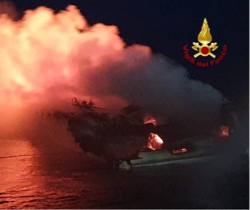 Divampa incendio su yacht in navigazione: barca distrutta ed equipaggio in salvo - Corriere Salentino