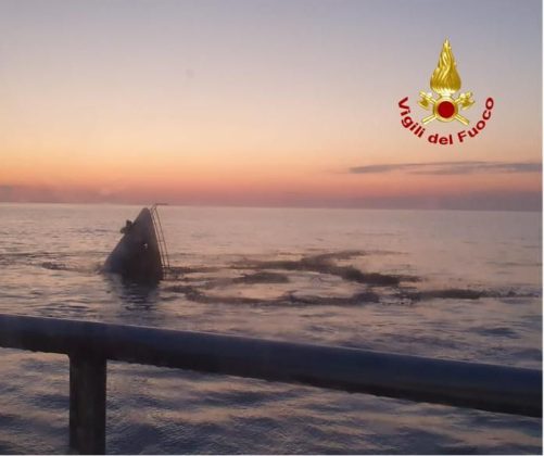 Divampa incendio su yacht in navigazione: barca distrutta ed equipaggio in salvo - Corriere Salentino