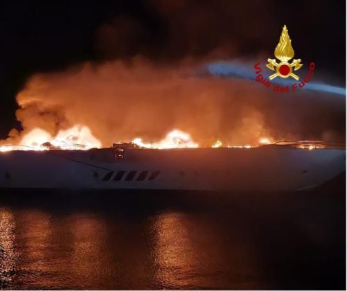 Divampa incendio su yacht in navigazione: barca distrutta ed equipaggio in salvo - Corriere Salentino