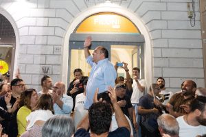 Flavio Filoni fa il bis: resta sindaco di Galatone, con una coalizione di centrosinistra, e scongiura il ballottaggio. Le immagini della festa e i dati - Corriere Salentino