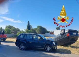 Schianto tra due auto, una si ribalta fuori strada: feriti i due conducenti