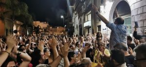 Flavio Filoni fa il bis: resta sindaco di Galatone, con una coalizione di centrosinistra, e scongiura il ballottaggio. Le immagini della festa e i dati - Corriere Salentino