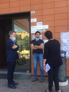 Caos e proteste all’anagrafe: interviene la polizia locale, un uomo accusa un malore. Greco e Giordano Anguilla: “Salvemini intervenga subito” - Corriere Salentino