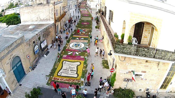 Ritorna l’Infiorata a Patù, “Sui passi di Don Tonino” il tema dei sei grandi quadri di fiori - Corriere Salentino