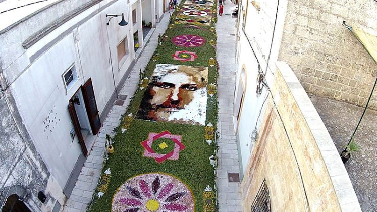 Ritorna l’Infiorata a Patù, “Sui passi di Don Tonino” il tema dei sei grandi quadri di fiori - Corriere Salentino