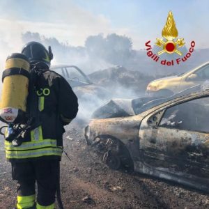 Sterpaglie a fuoco, le fiamme raggiungono anche tre auto. Macchia mediterranea in fumo - Corriere Salentino