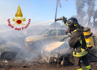 Sterpaglie a fuoco, le fiamme raggiungono anche tre auto. Macchia mediterranea in fumo